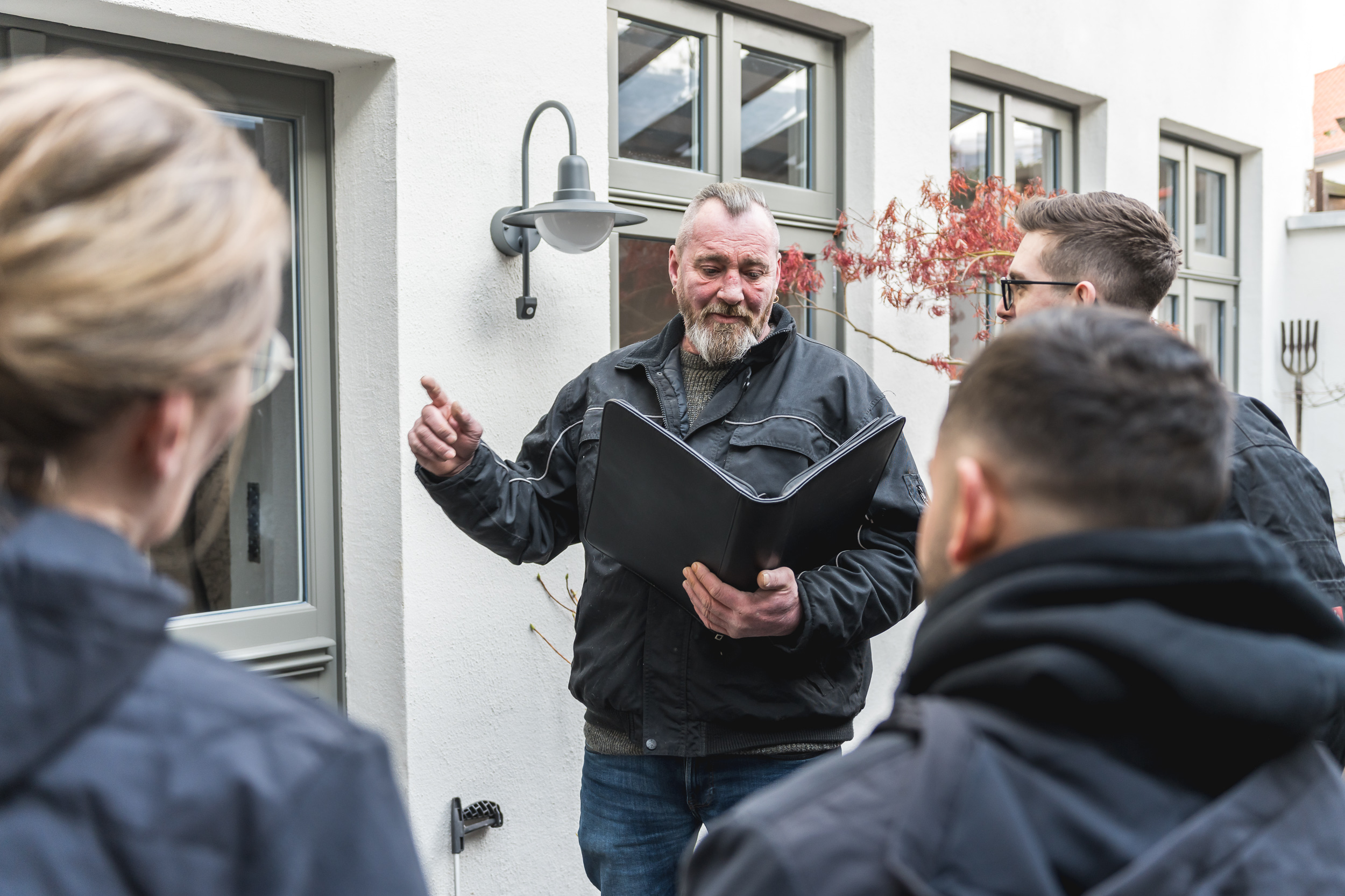 Fotoproduktion "Die Haushaltsauflöser" Die Haushaltsauflöser planen Ihre Aufträge in Bad Zwischenahn mit größter Sorgfallt