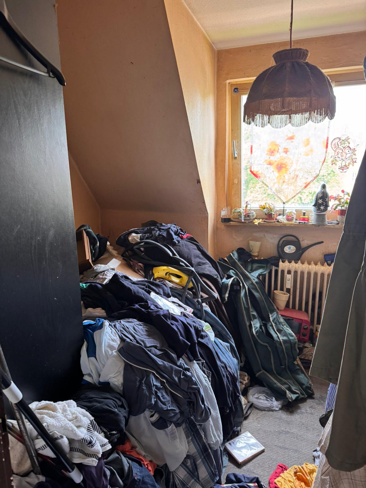 Schlafzimmer-Wilhelmshaven Haushaltsauflösung einer Messiewohnung in Bad Zwischenahn